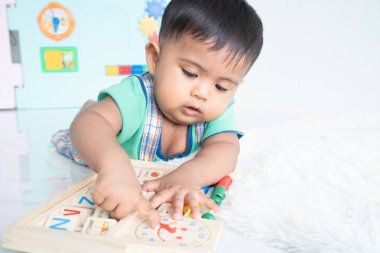 ittle bebek erkek yalan ve ahşap oyuncak oynamak