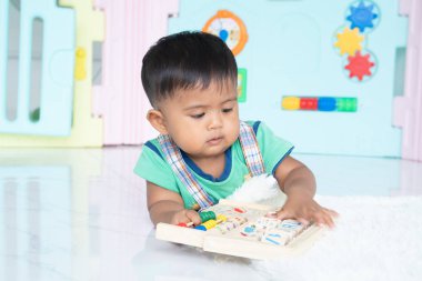 Sevimli küçük çocuk oyun oyuncak