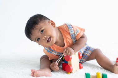 Sevimli küçük çocuk oyun oyuncak