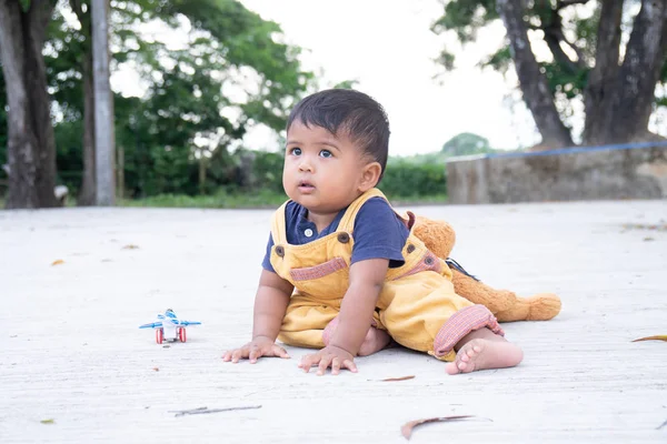 Lindo niño pequeño jugar en el parque — Foto de Stock