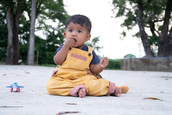 Carino piccolo bambino ragazzo giocare a il parco — Foto Stock