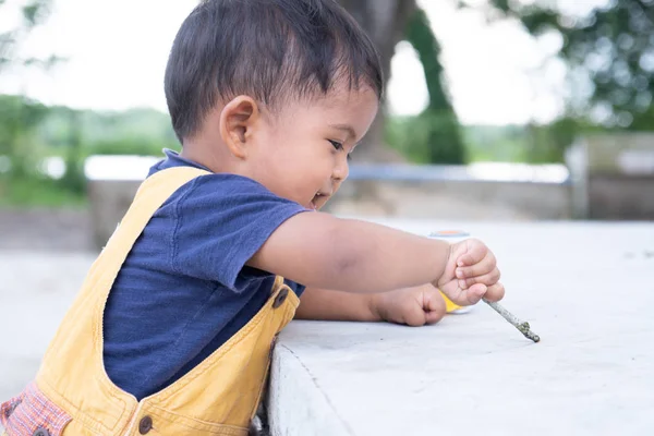 Bonito menino brincar no parque — Fotografia de Stock