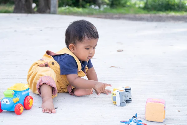 Bonito menino brincar no parque — Fotografia de Stock