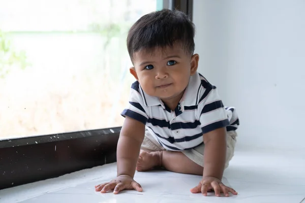 Bonito pouco asiático bebê — Fotografia de Stock