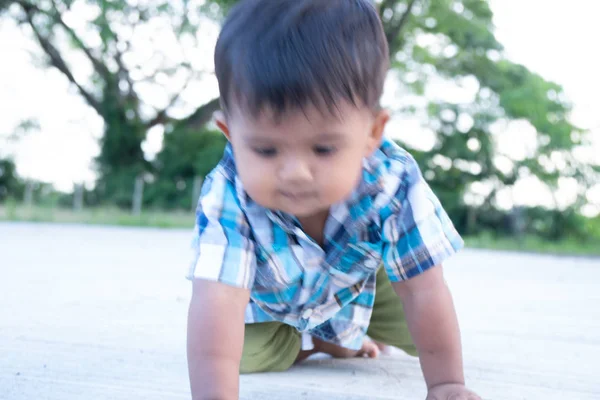 Roztomilý chlapeček, co hraje v parku — Stock fotografie