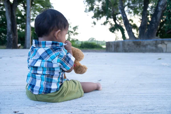 Милый маленький мальчик играет в парке — стоковое фото