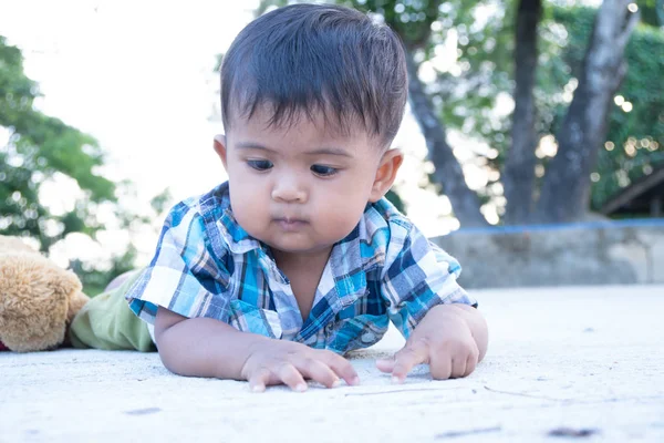 Söt liten baby pojke spela på parken — Stockfoto