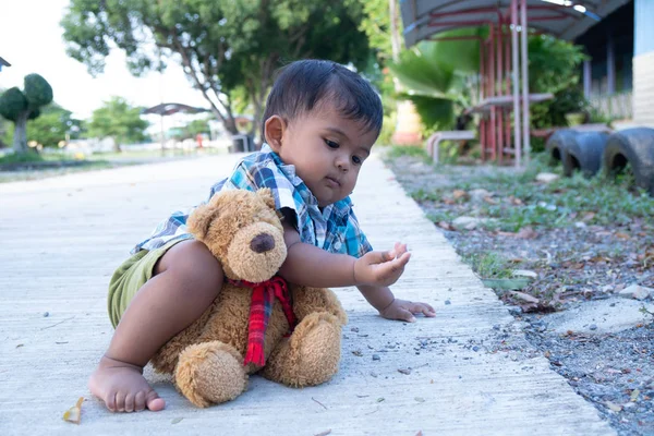 Aranyos kis baba fiú játék a parkban — Stock Fotó