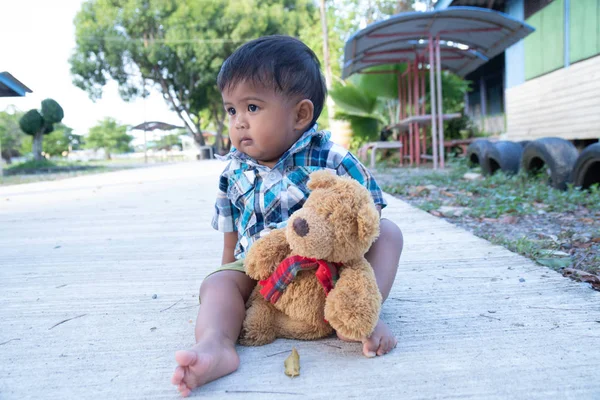 Carino piccolo bambino ragazzo giocare a il parco — Foto Stock