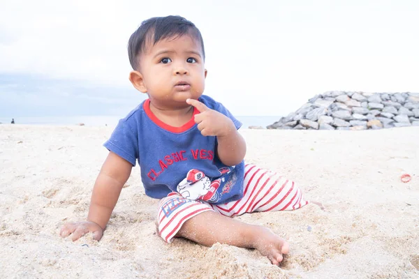 Little baby boy play on the beach — Stock Photo, Image