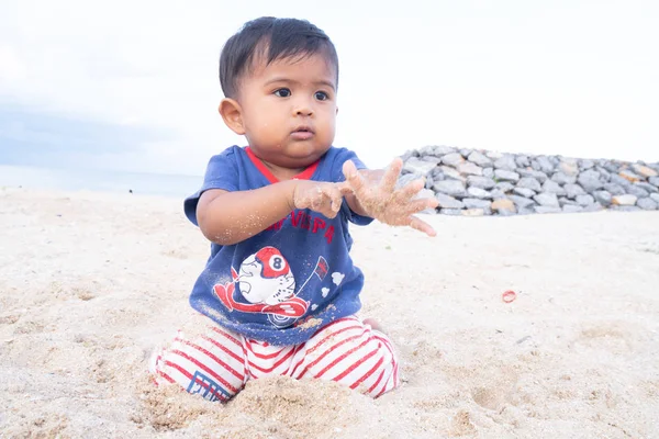 Little baby boy play on the beach — Stock Photo, Image