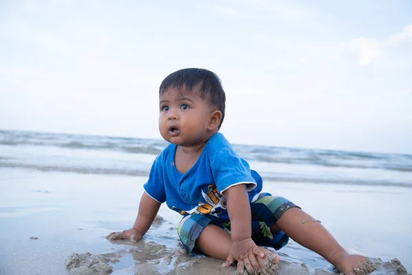 Bonito pequeno bebê menino jogar na praia — Fotografia de Stock