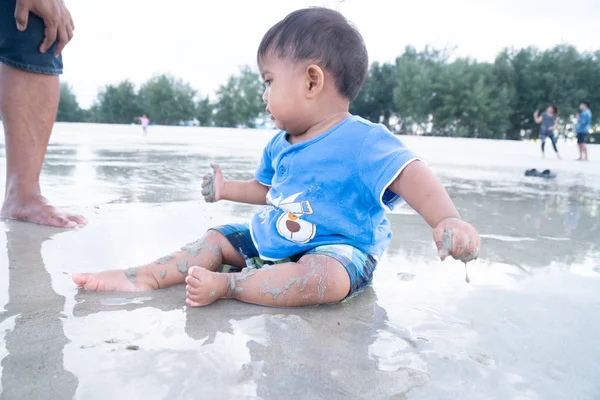 Милый маленький мальчик играет на пляже — стоковое фото