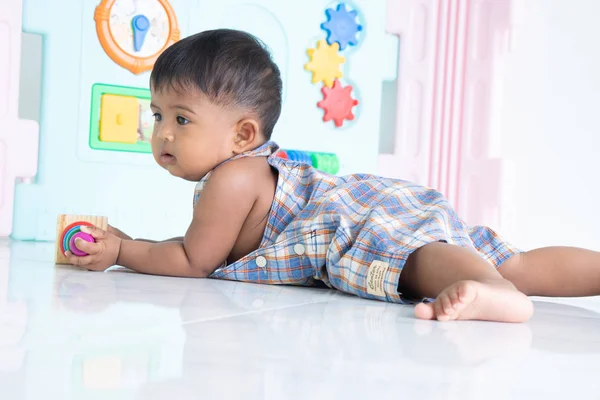 Anak kecil yang lucu bermain mainan — Stok Foto