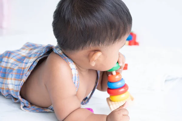Bonito menino brincar brinquedo — Fotografia de Stock