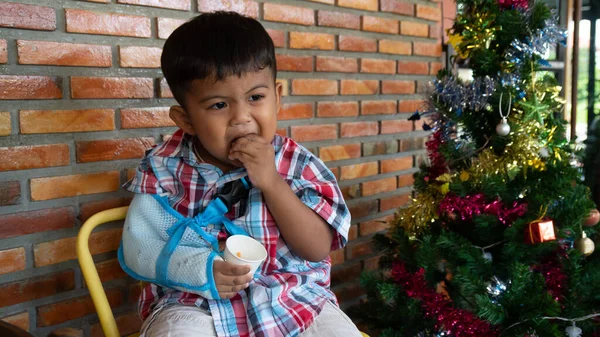 Bonito Menino Mão Osso Quebrado Acidente Com Tala Braço — Fotografia de Stock