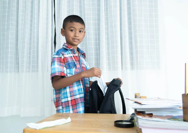 Reviens École Mignon Petit Garçon Avec Sac École — Photo