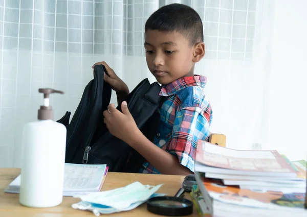 Reviens École Mignon Petit Garçon Avec Sac École — Photo