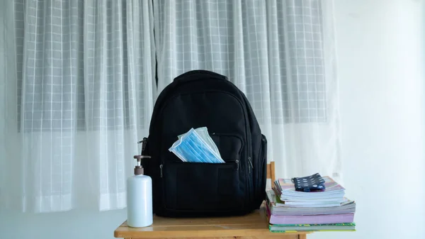 Retour École Cartable Avec Désinfectant Pour Les Mains Masque Gel — Photo