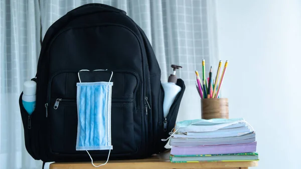 Retour École Cartable Avec Désinfectant Pour Les Mains Masque Gel — Photo