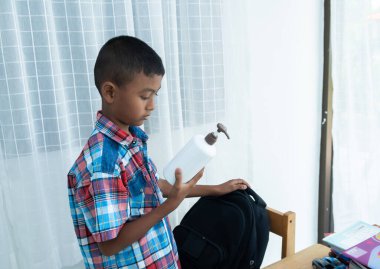 Okula geri dön, okul çantalı şirin çocuk.