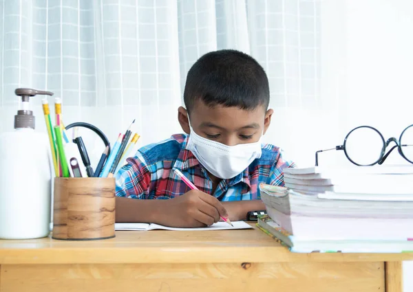 Söt Liten Skolpojke Studier Hemma — Stockfoto