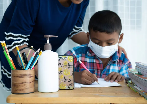 Mignon Petit Asiatique Garçon Apprentissage Ligne Avec Smartphone Maison Coronavirus — Photo