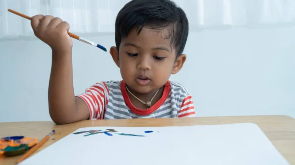 Милий Маленький Азіатський Хлопчик Малює Акварель — стокове фото