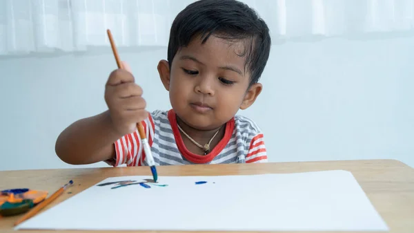 Милий Маленький Азіатський Хлопчик Малює Акварель — стокове фото