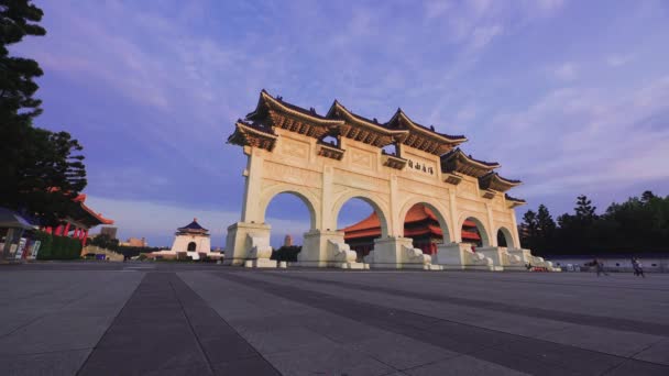 台北でチェンマイ中正記念堂 蒋中正記念堂は台湾を訪れる観光客の間で人気の旅行先です — ストック動画