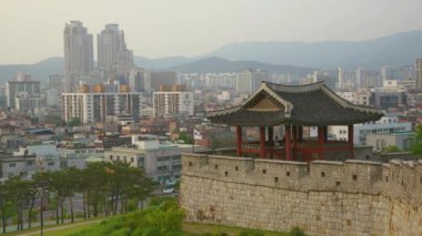 Hwaseong, Güney Kore 'nin Suwon şehrinin merkezini çevreleyen Joseon Hanedanlığı' nın bir kalesidir..