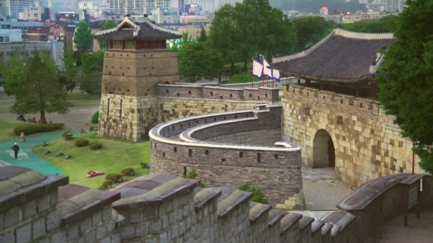 Hwaseong Uma Fortaleza Dinastia Joseon Que Rodeia Centro Cidade Suwon — Vídeo de Stock