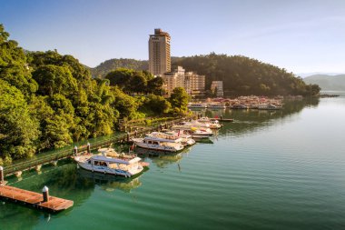 Güneş Ay Gölü 'nün şafak vakti Tayvan' ın Shuishe İskelesi 'ndeki hava görüntüsü.