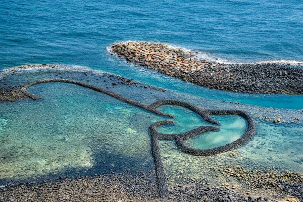 İkiz Kalpler taş gelgit Weir Chimei Island, Landmark Penghu Adaları, Tayvan ünlü sahne.