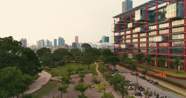 空中射击的东帝士天空塔和台湾高雄市的展览中心 — 图库视频影像