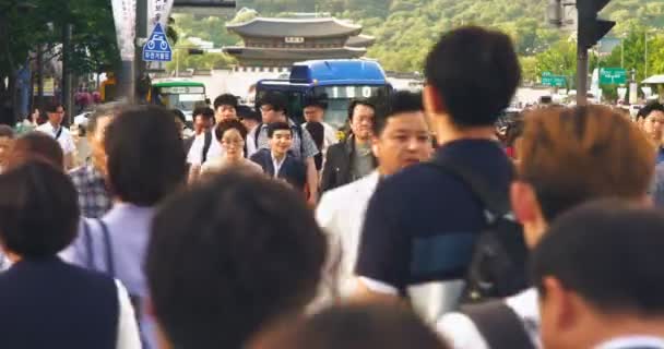Menigte Van Mensen Lopen Tijdens Het Verkeerslicht Met Gwanghwamun Plaze — Stockvideo
