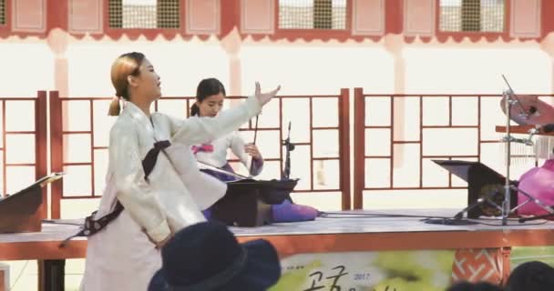 여성가 Weaing 전통적인 드레스 경복궁 한국에서 노래를 — 비디오