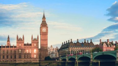 Büyük Ben İngiltere 'de, Londra' nın tarihi ve simgesel simgesinin önünde.