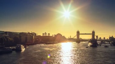 Büyük Ben İngiltere 'de, Londra' nın tarihi ve simgesel simgesinin önünde.