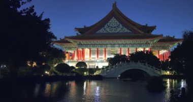Geceleri Chiang Kai Shek (CKS) anıt parkında köprüsü olan Guanghua Gölleri, Taipei, Tayvan