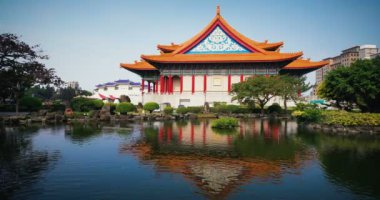 Chiang Kai Shek 'te köprüsü olan Guanghua Gölleri (CKS) anıt parkı, Taipei, Tayvan