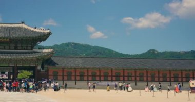 İnsanlar Joseon Hanedanlığı 'nın sarayı Gyeongbokgung Sarayı' nı ziyaret ediyor. Güney Kore Halk Müzesi 'nde yer alıyor.