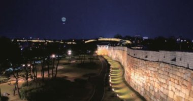 Suwon, Güney Kore 'deki Hwaseong Kalesi' nin duvarına bakın..