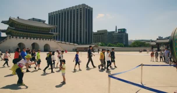 Сеул Июня Люди Посещают Дворец Кёнбокгун Дворец Династии Чосон Июня — стоковое видео