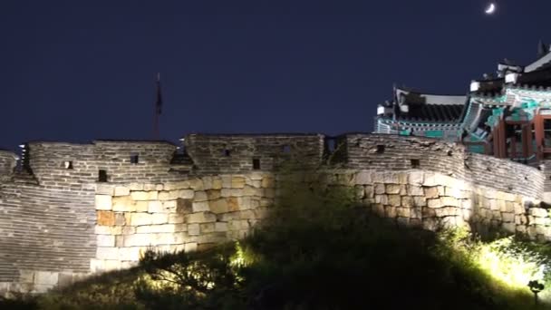 Panning Direita Fortaleza Hwaseong Com Lua Noite Suwon Coréia Sul — Vídeo de Stock