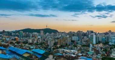 Seoul şehir cityscape ve Ewha duvar resmi köyden gün gece hava görünümünü. Seul, Güney Korea.mov