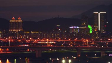 Meşgul Taipei City, Tayvan'ın başkenti Dazhi ticari bölgesinde bir dönme dolap ile mavi alacakaranlık romantik bir akşam üzerinde hava Panoraması