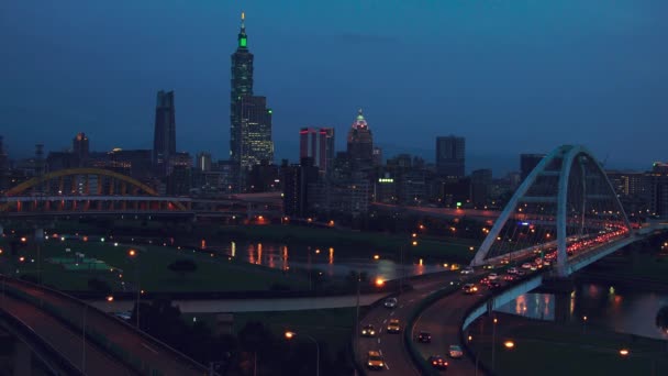 Ponte Taipei Occupato Dopo Orario Lavoro — Video Stock