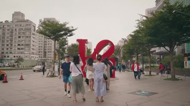 Taipei Tchaj Wan Turisté Fotí Blízkosti Slavné Značky Lásky Před — Stock video