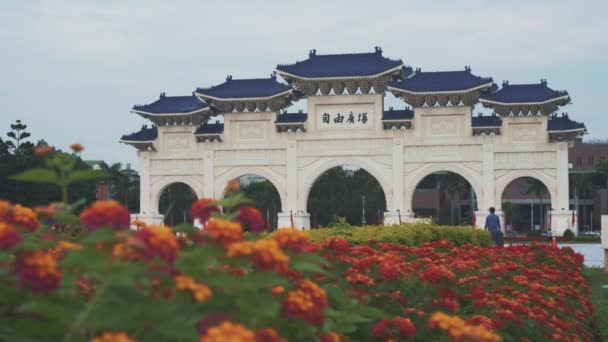 Frühlingskonzept Eingangstor Der Chiang Kai Shek Memorial Hall Mit Schönen — Stockvideo